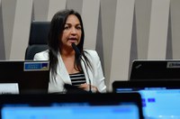 À mesa, presidente da CDD, senadora Eliziane Gama (PSD-MA), conduz reunião.