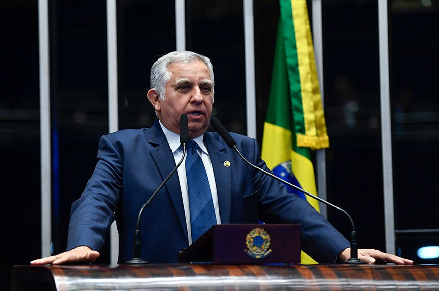 Em discurso, à tribuna, José Roberto Leite de Matos.