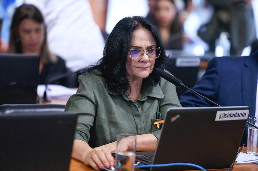 Em pronunciamento, à bancada, senadora Damares Alves (Republicanos-DF).