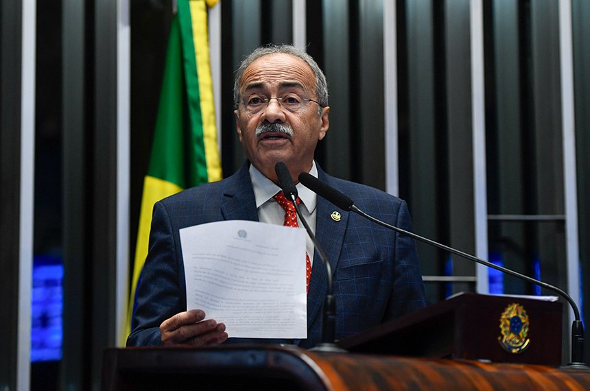 À tribuna, em discurso, senador Chico Rodrigues (PSB-RR). 