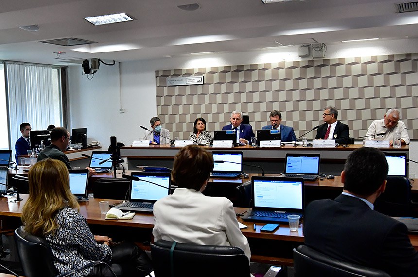 Mesa: 
coordenador-geral de Estratégia da Educação Básica do Ministério da Educação, Christy Ganzert Gomes Pato;
presidente da Associação dos Bancos (ASSBAN), Carminha Porto; 
presidente eventual da CE, senador Izalci Lucas (PL-DF), conduz audiência; 
advogado, Jornalista, Mestre e Doutor em Direito, Paulo Roque Khouri; 
presidente do Conselho Nacional de Educação (CNE), Luiz Roberto Liza Curi; 
presidente do Fórum Nacional de Educação (FNE) e da Confederação Nacional dos Trabalhadores em Educação (CNTE), Heleno Manoel Gomes de Araújo Filho.