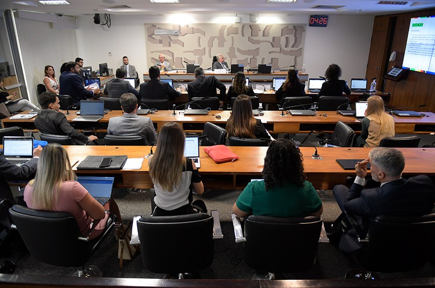 Presidente da CCDD, senador Izalci Lucas (PL-DF) conduz audiência.