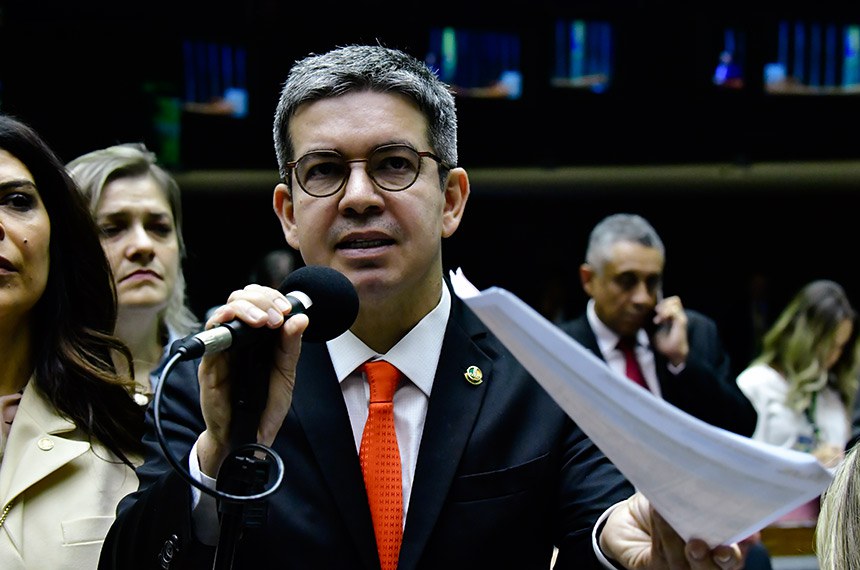 Em pronunciamento, à bancada, líder do governo no Congresso Nacional, senador Randolfe Rodrigues (sem partido-AP).