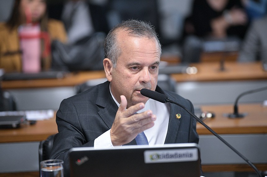 Em pronunciamento, à bancada, senador Rogerio Marinho (PL-RN).