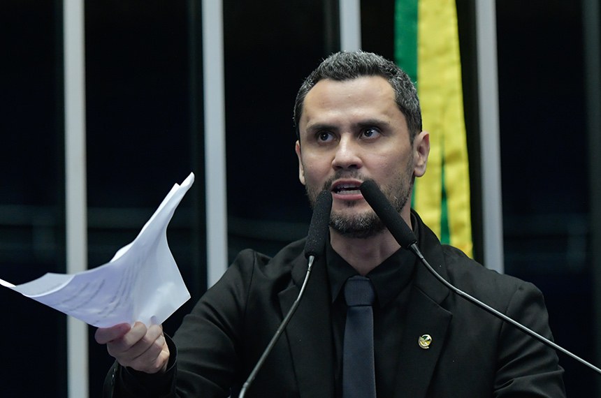 Em discurso, à tribuna, senador Cleitinho (Republicanos-MG).