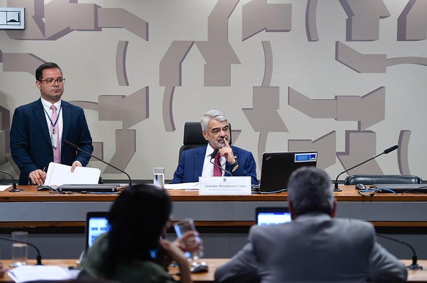 Presidente da CAS, senador Humberto Costa (PT-PE) conduz reunião.