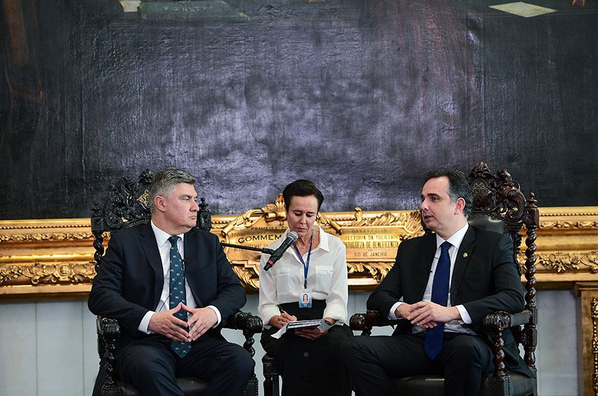 Ao centro:
presidente da Croácia, Zoran Milanovic;
Maria Iracema Lima Martin (tradutora);
presidente do Senado Federal, senador Rodrigo Pacheco (PSD-MG).