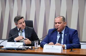 Mesa:
presidente do CCS, Miguel Matos;
relator da Comissão Temporária Interna sobre Inteligência Artificial no Brasil, senador Eduardo Gomes (PL-TO).