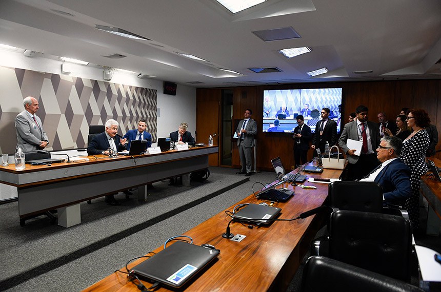 À bancada, senador Eduardo Girão (Novo-CE).