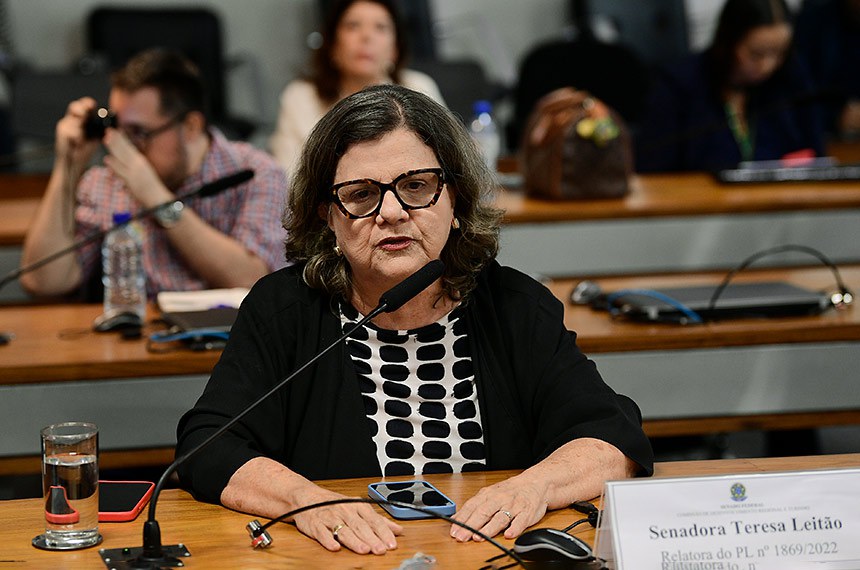 Em pronunciamento, à bancada, senadora Teresa Leitão (PT-PE).