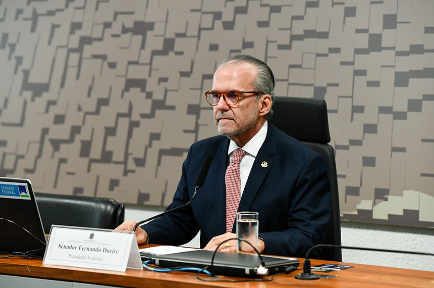 Mesa: 
presidente eventual da CCT, senador Fernando Dueire (MDB-PE).