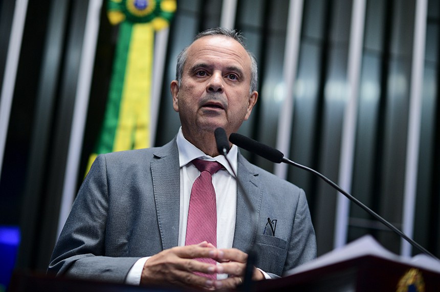 À tribuna, em discurso, senador Rogerio Marinho (PL-RN). 