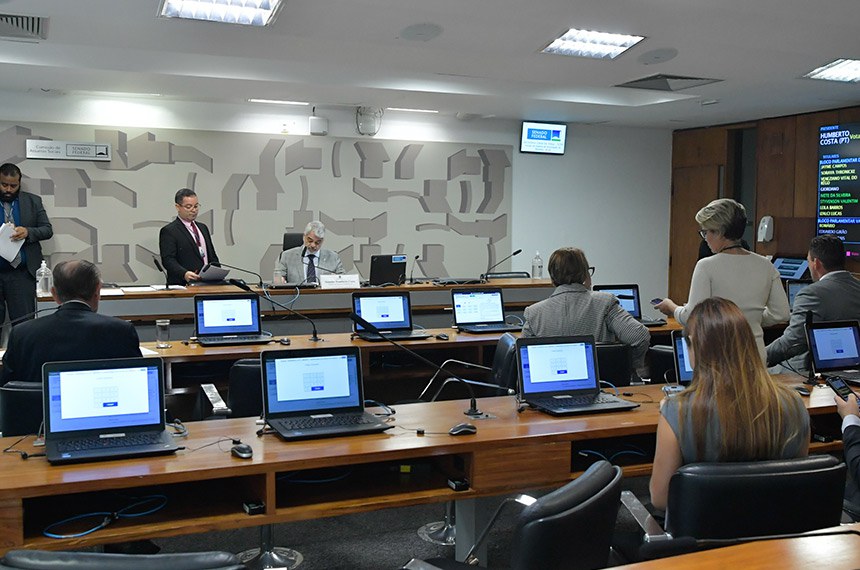Mesa: 
presidente da CAS, senador Humberto Costa (PT-PE) preside reunião.