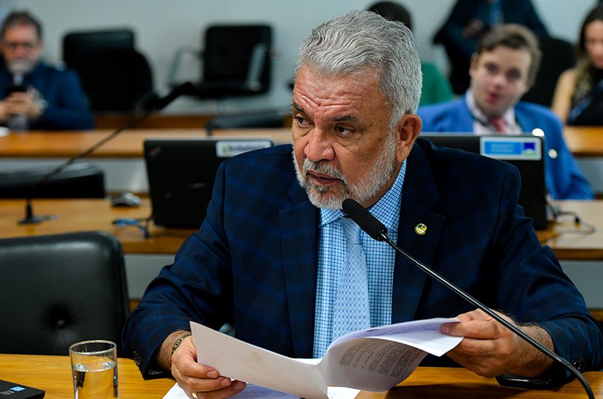 Em pronunciamento, à bancada, senador Sérgio Petecão (PSD-AC).
