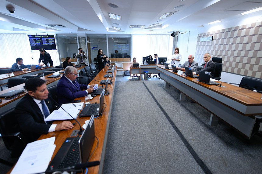 Banada:
senador Hamilton Mourão (Republicanos-RS);
senador Izalci Lucas (PL-DF).