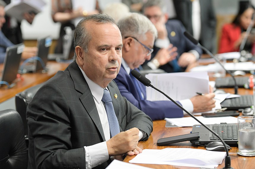 Em pronunciamento, à bancada, senador Rogerio Marinho (PL-RN).