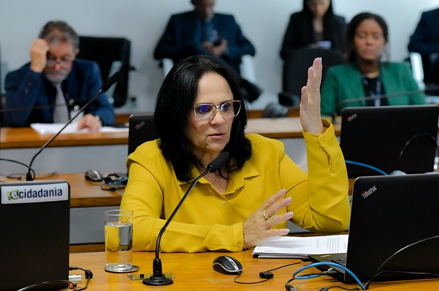 Em pronunciamento, à bancada, senadora Damares Alves (Republicanos-DF).