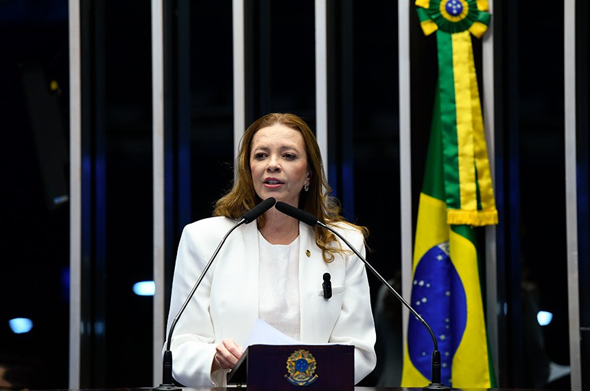 Em discurso, à tribuna, senadora Janaína Farias (PT-CE).