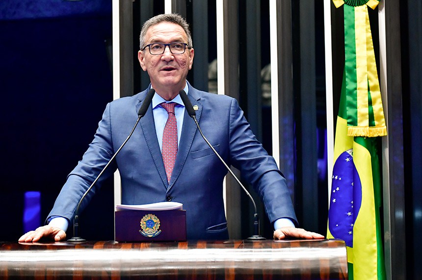 Em discurso, à tribuna, senador Lucas Barreto (PSD-AP).