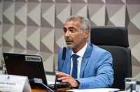 Formação obrigatória para a prática do paraquedismo avança