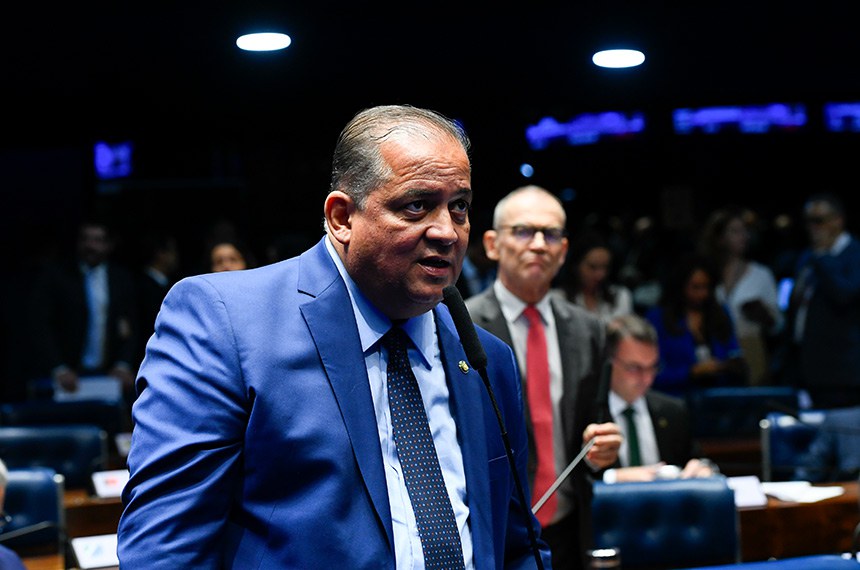 Em pronunciamento, à bancada, senador Eduardo Gomes (PL-TO).