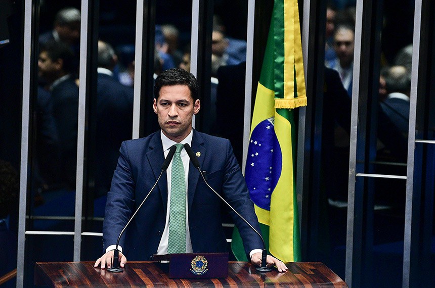 À tribuna, relator do PL 914/2024, senador Rodrigo Cunha (Podemos-AL).