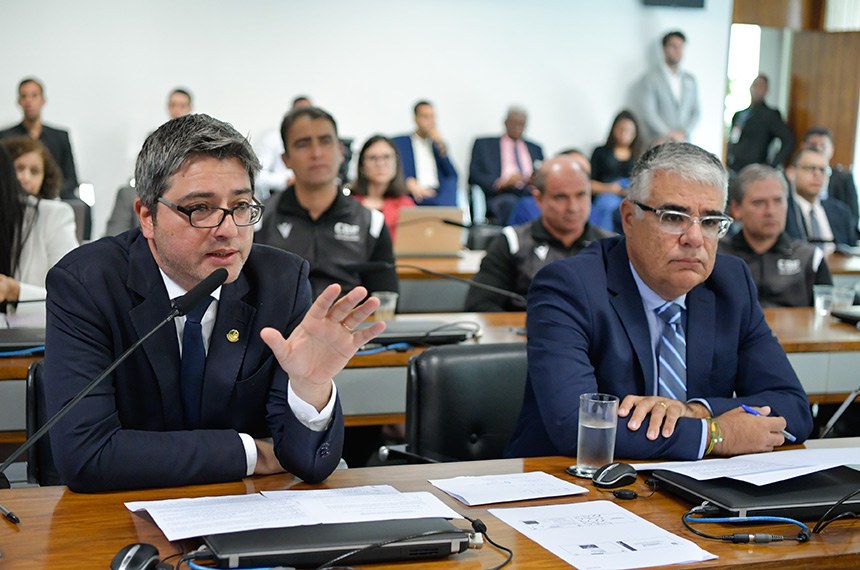Bancada:
senador Carlos Portinho (PL-RJ) em pronunciamento;
senador Eduardo Girão (Novo-CE).