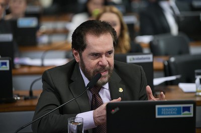 Em pronunciamento, à banada, senador Plínio Valério (PSDB-AM).