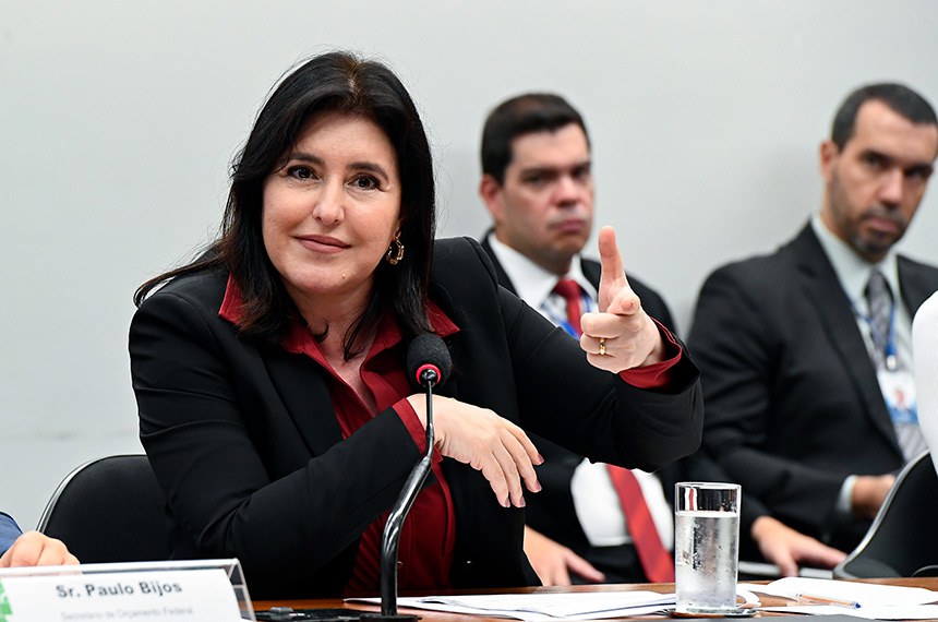 Em pronunciamento, à mesa, ministra do Planejamento e Orçamento, Simone Tebet.