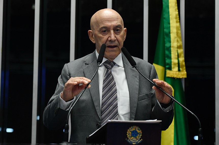 Em discurso, à tribuna, senador Confúcio Moura (MDB-RO).