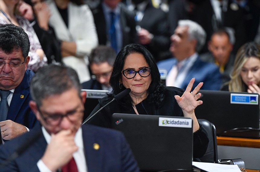 Em pronunciamento, à bancada, senadora Damares Alves (Republicanos-DF).