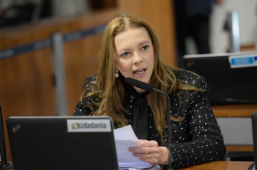 Em pronunciamento, à bancada, senadora Janaína Farias (PT-CE).