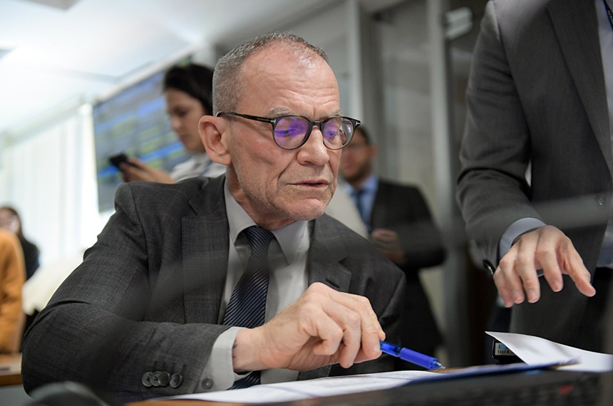 Em pronunciamento, à bancada, senador Fabiano Contarato (PT-ES).