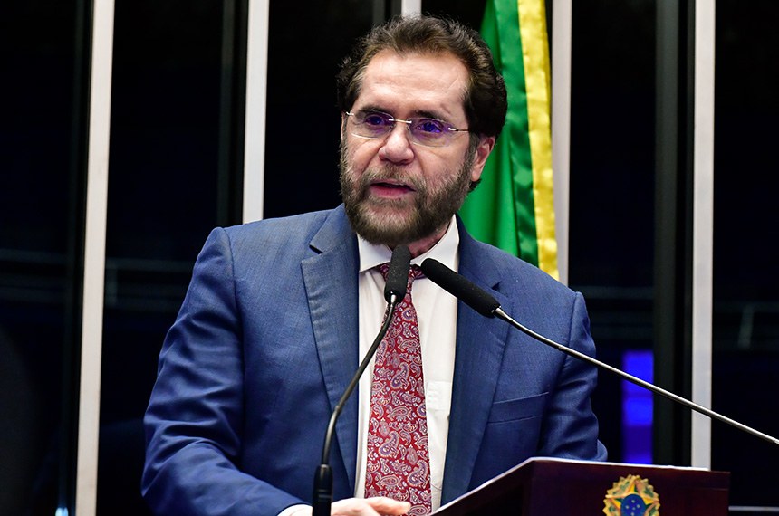 Em discurso, à tribuna, senador Plínio Valério (PSDB-AM).