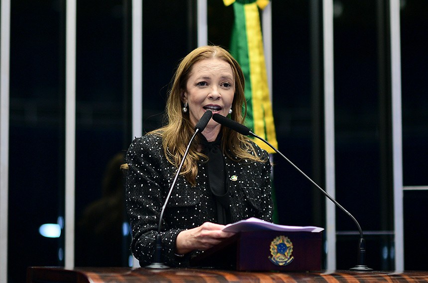 À tribuna, em discurso, senadora Janaína Farias (PT-CE).