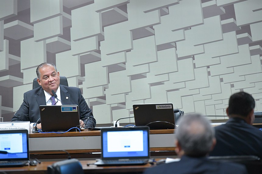 Mesa: 
presidente da CCDD, senador Eduardo Gomes (PL-TO). 