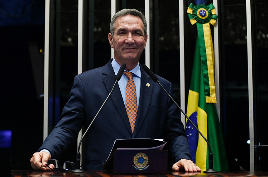 Em discurso, à tribuna, senador Lucas Barreto (PSD-AP).