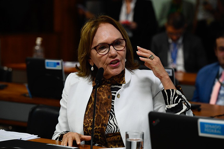 Em pronunciamento, à bancada, senadora Zenaide Maia (PSD-RN).