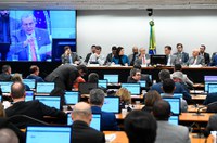 À CMO, Simone Tebet defende revisão de despesas vinculadas ao salário mínimo