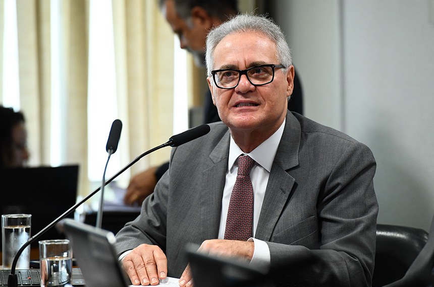 À mesa, em pronunciamento, senador Renan Calheiros (MDB-AL).