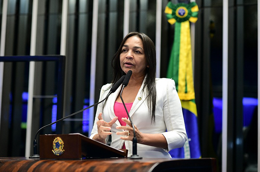 À tribuna, em discurso, senadora Eliziane Gama (PSD-MA). 