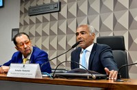 Mesa:
vice-presidente da CEsp, senador Jorge Kajuru (PSB-GO);
presidente da CEsp, senador Romário (PL-RJ) - em pronunciamento.