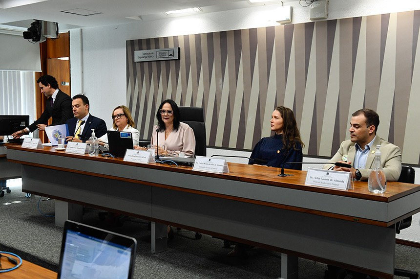 Mesa: 
delegado de Polícia e representante do Conselho Nacional dos Chefes de Polícia Civil (CONCPC), Thiago Frederico de Souza Costa;
diretora de Gestão e Integração de Informações da Secretária Nacional de Segurança Pública, Vanessa Fusco Nogueira Simões;
presidente eventural da CSP, senadora Damares Alves (Republicanos-DF); 
delegada da Polícia Federal, Larissa Brenda da Silva de Miranda; 
policial Rodoviário Federal, Arlei Gomes de Almeida.