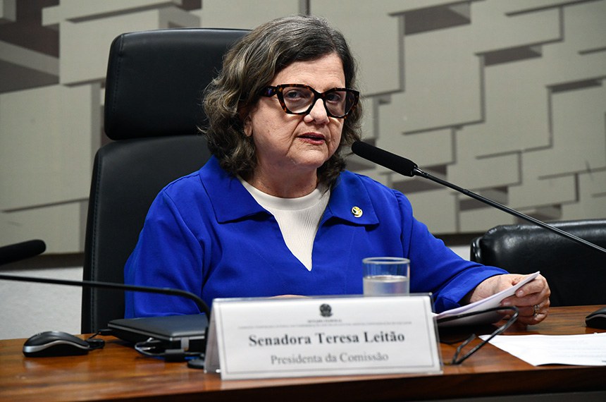 Presidente da CTI200CONFEQ, senadora Teresa Leitão (PT-PE) conduz audiência.