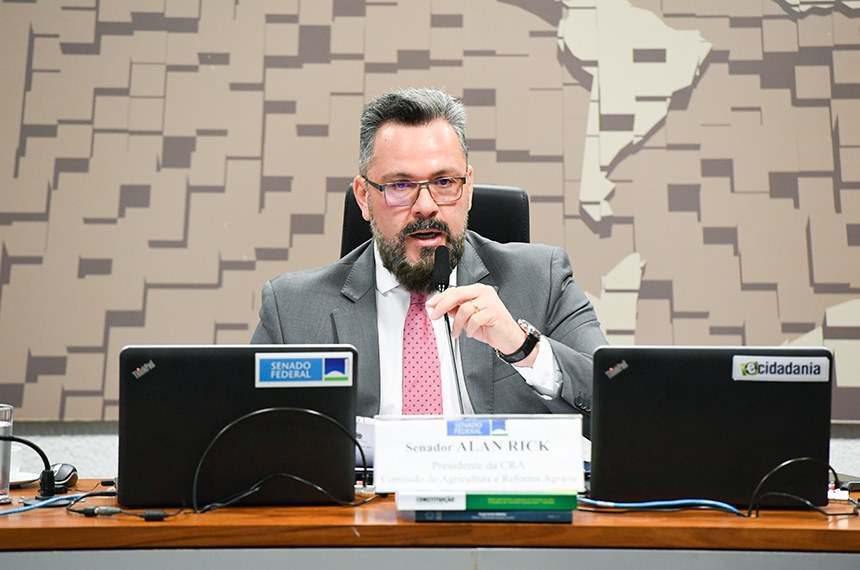 Presidente da CRA, senador Alan Rick (União-AC) conduz audiência.