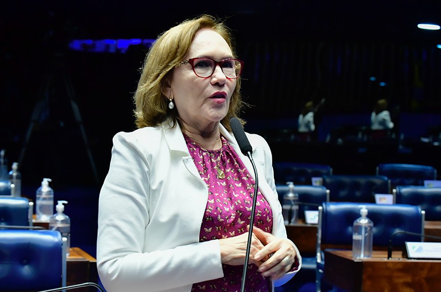 Em pronunciamento, à bancada, senadora Zenaide Maia (PSD-RN).
