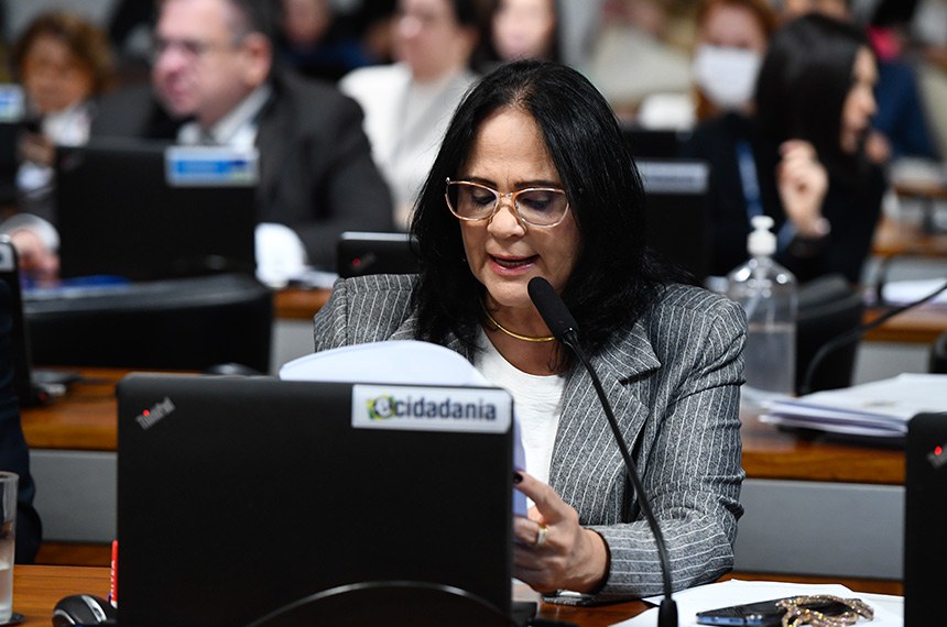 Em pronunciamento, à bancada, relatora do PL 1.107/2023, senadora Damares Alves (Republicanos-DF).