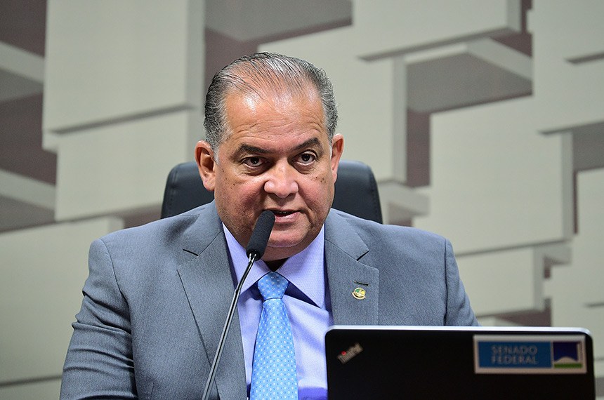 Mesa: 
presidente da CCDD, senador Eduardo Gomes (PL-TO).