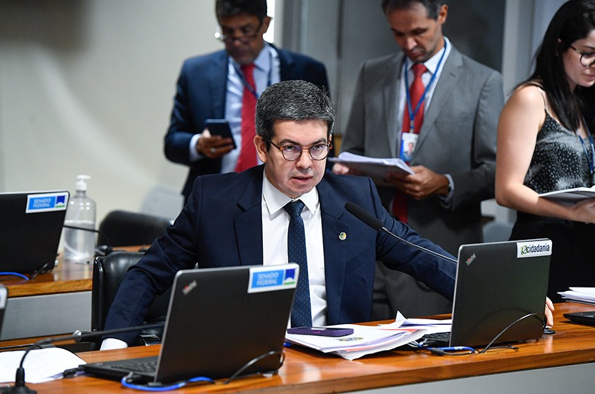 Em pronunciamento, à bancada, relator do PL 858/2024, senador Randolfe Rodrigues (sem partido-AP).