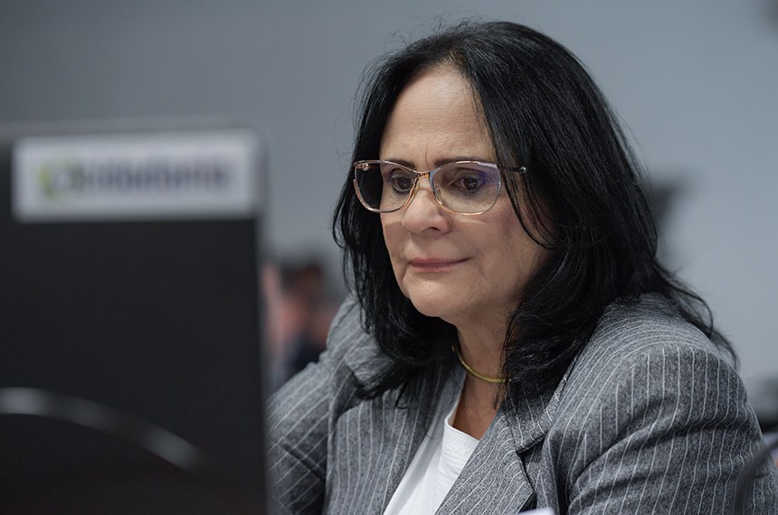 À bancada, senadora Damares Alves (Republicanos-DF).